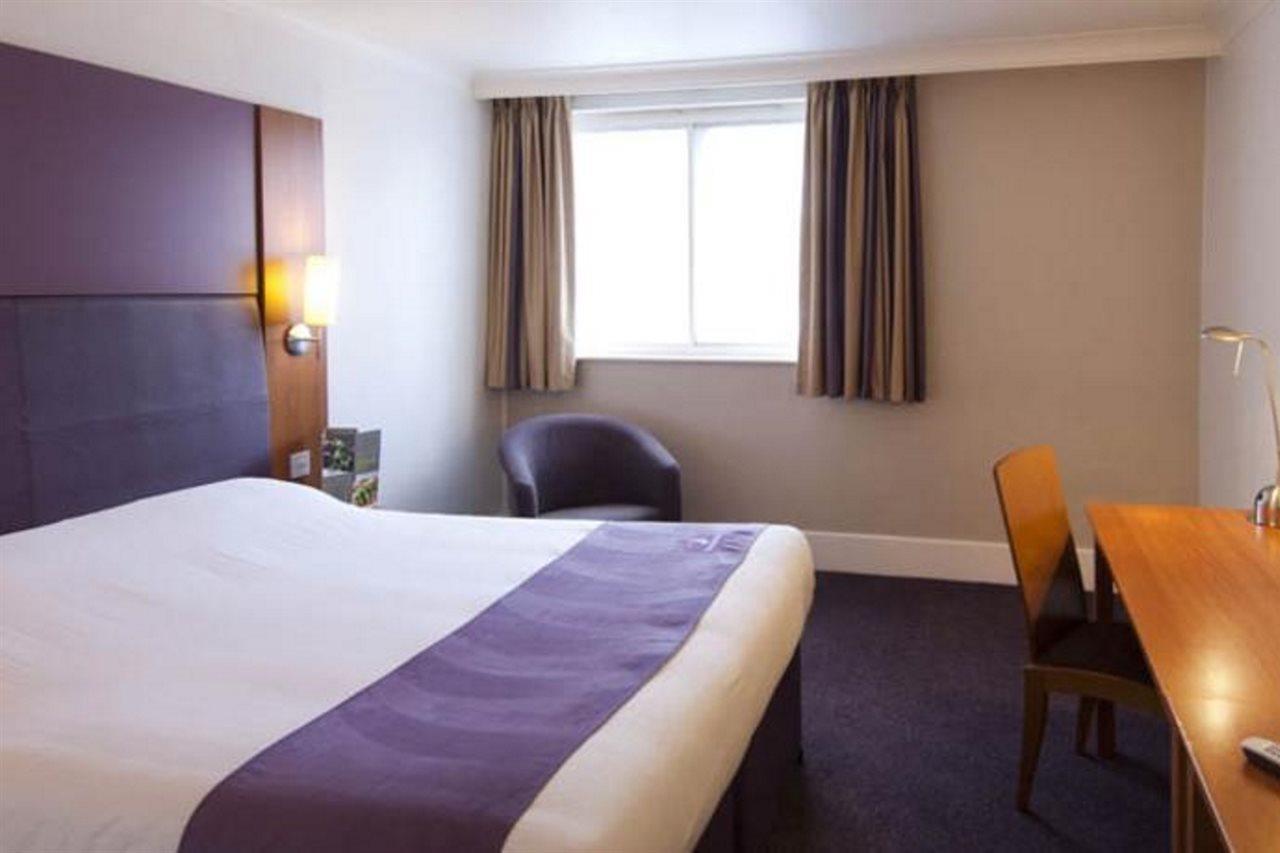 Premier Inn Taunton Central Экстерьер фото