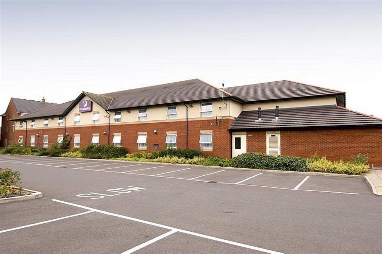 Premier Inn Taunton Central Экстерьер фото