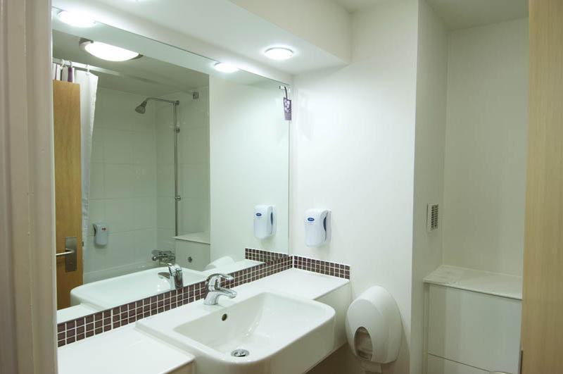 Premier Inn Taunton Central Экстерьер фото