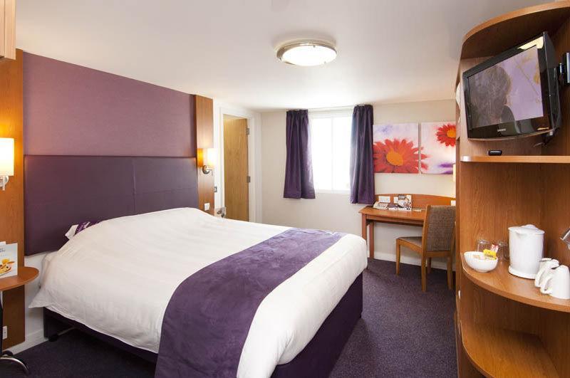 Premier Inn Taunton Central Экстерьер фото
