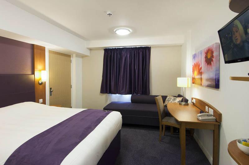 Premier Inn Taunton Central Экстерьер фото